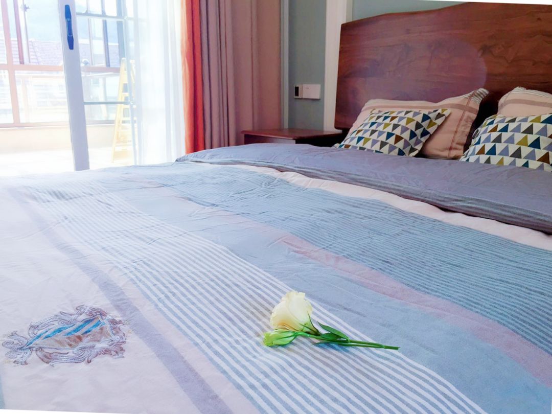 别墅装修现代美式风格-卧室床